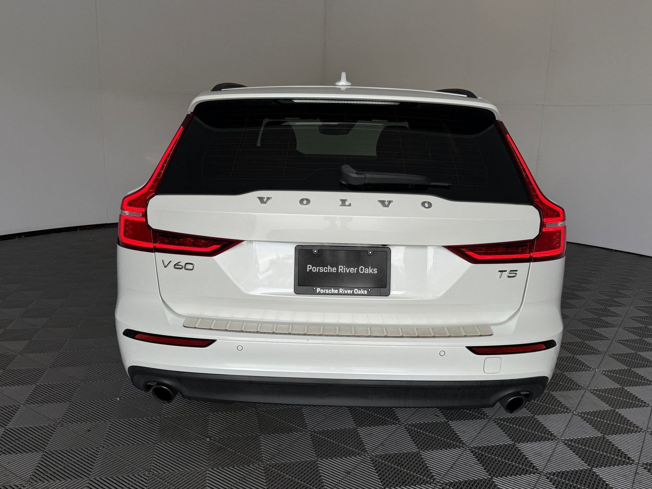 Used 2020 Volvo V60 T5 Momentum FWD image 10