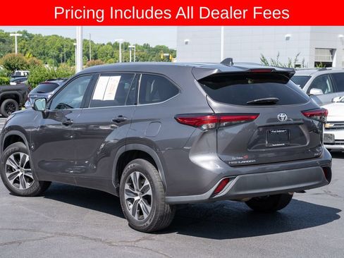 Used 2021 Toyota Highlander XLE FWD image 3