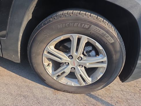 Used 2024 GMC Terrain SLE FWD image 2