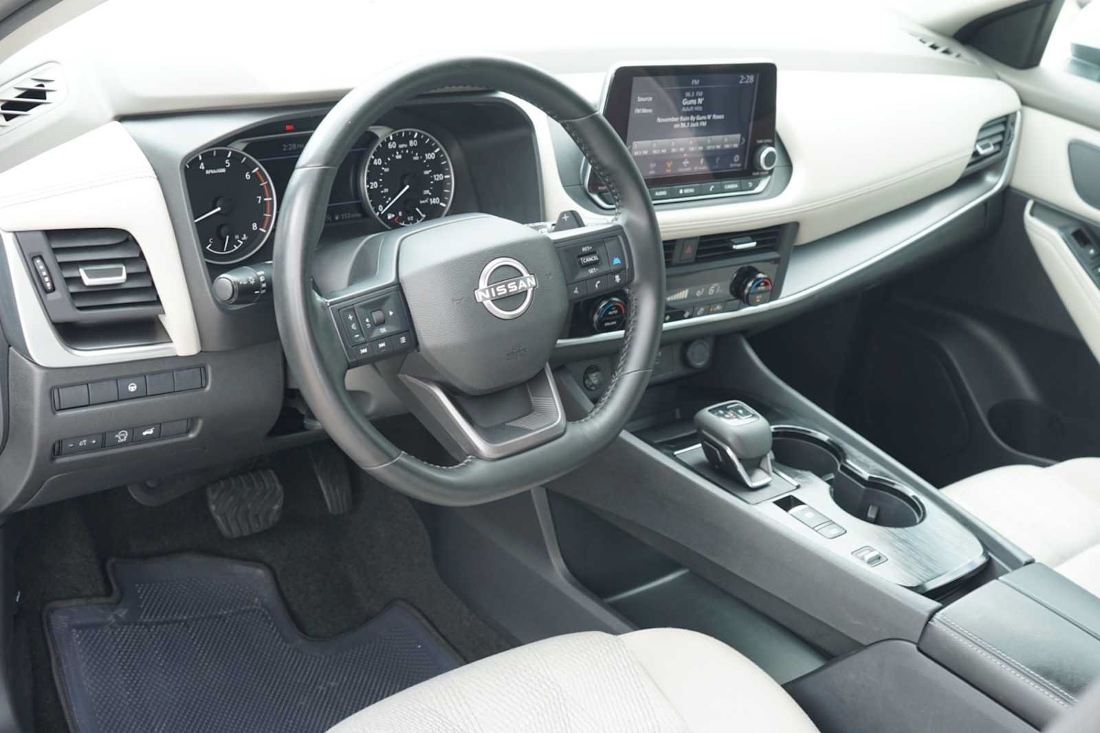 Used 2025 Nissan Rogue SV FWD image 7