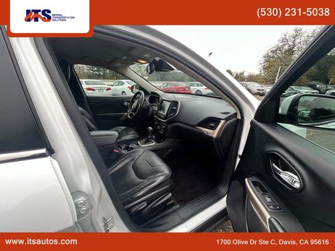 Used 2017 Jeep Cherokee Limited w/ Luxury Group image 12