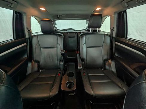 Used 2019 Toyota Highlander XLE AWD/4WD image 16