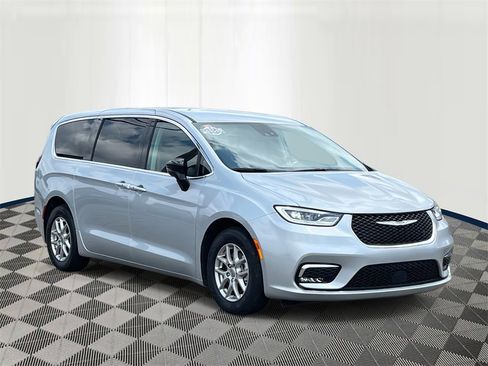 Used 2024 Chrysler Pacifica Touring-L image 6