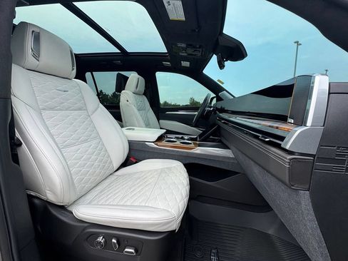 Certified 2025 Cadillac Escalade ESV Sport Platinum w/ LPO, ONYX Package AWD/4WD image 32