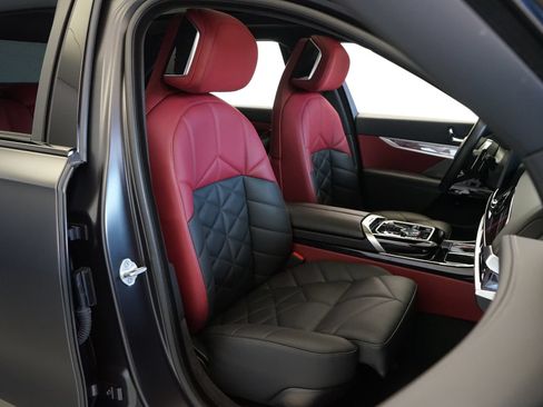 Used 2025 BMW 740i w/ Premium Package RWD image 9