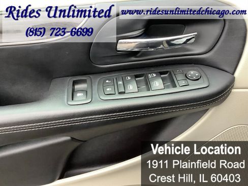 Used 2012 Chrysler Town & Country Touring image 10