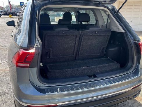 Used 2023 Volkswagen Tiguan SE w/ Panoramic Sunroof Package image 4
