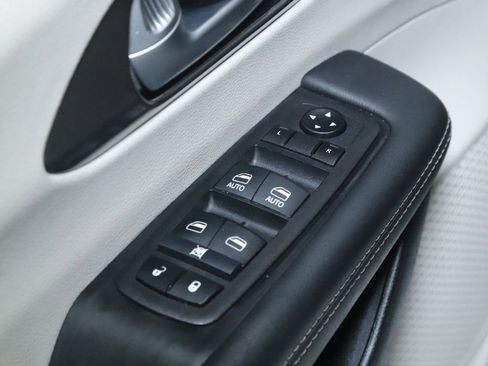 Used 2024 Chrysler Pacifica Touring-L FWD image 16
