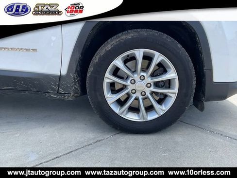 Used 2019 Jeep Cherokee Latitude w/ Popular Appearance Group FWD image 8