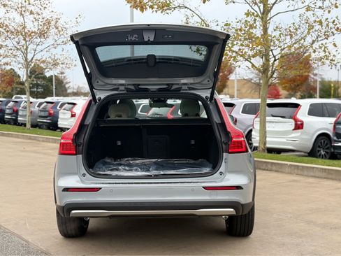 New 2026 Volvo V60 B5 Cross Country Ultra w/ Protection Package Premier AWD/4WD image 7