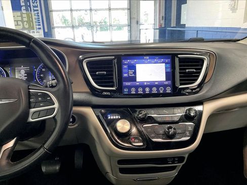 Used 2018 Chrysler Pacifica Touring-L FWD image 19