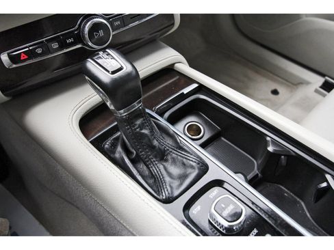 Used 2016 Volvo XC90 T6 Momentum w/ Momentum Plus Package image 28