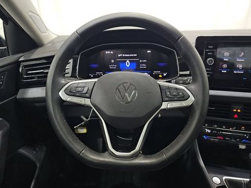 Used 2025 Volkswagen Jetta SE w/ Sunroof Package FWD image 6