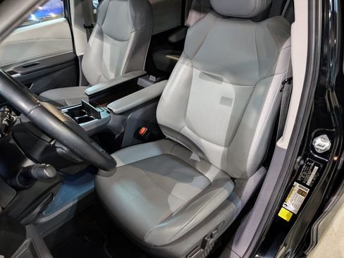 Used 2021 Toyota Sienna XLE w/ XLE Plus Package FWD image 18