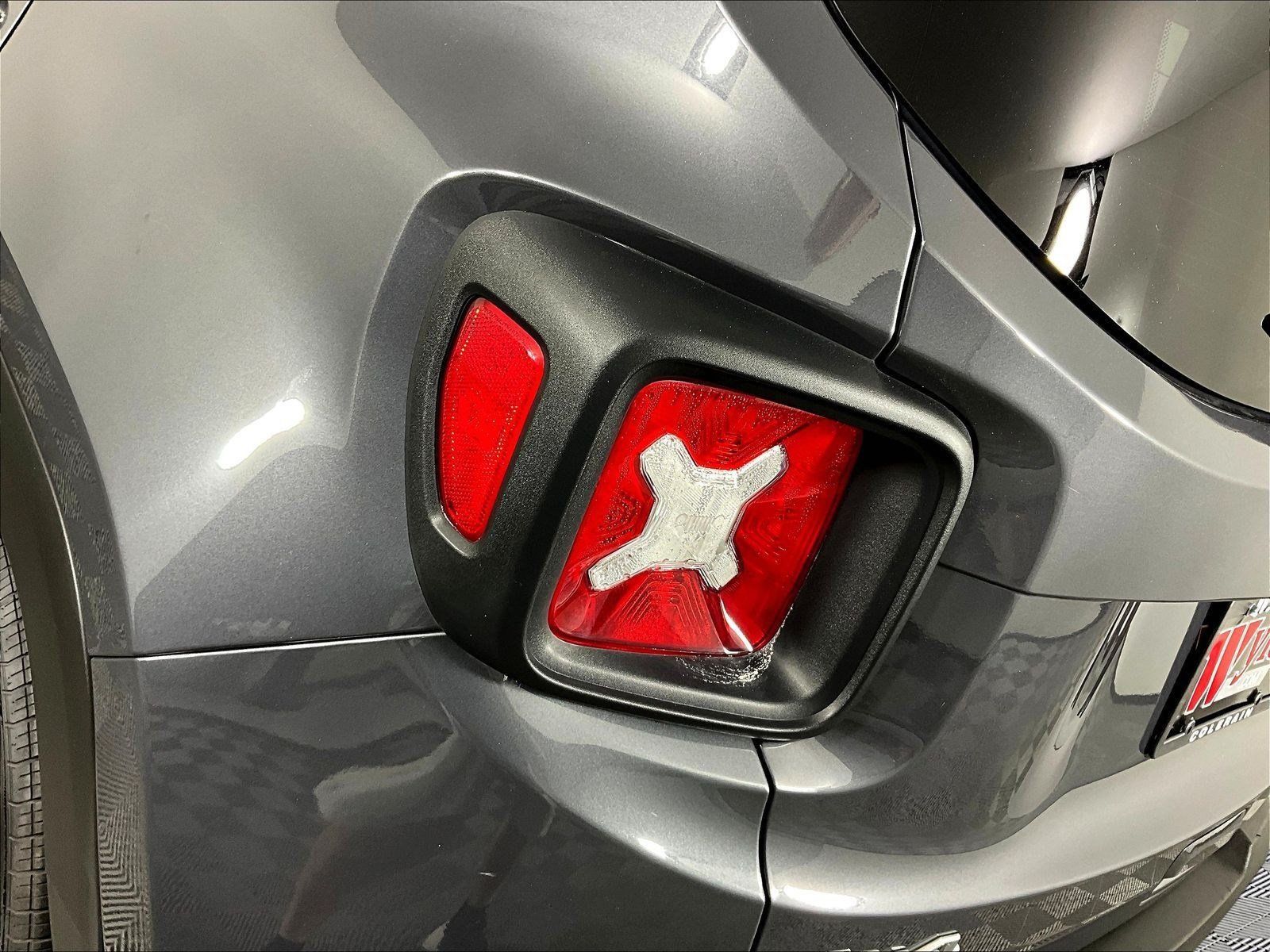 Used 2023 Jeep Renegade Latitude AWD/4WD image 18