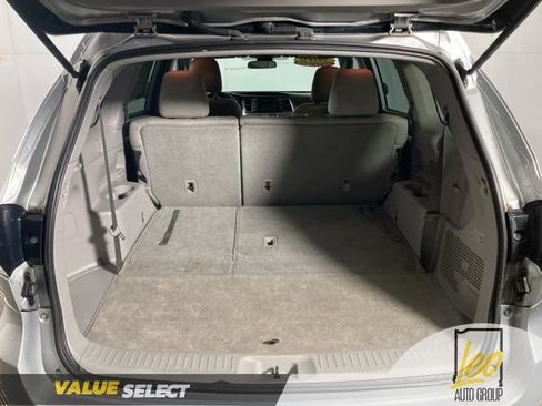 Used 2019 Toyota Highlander LE FWD image 21
