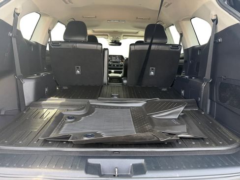 Used 2022 Toyota Highlander XLE AWD/4WD image 4