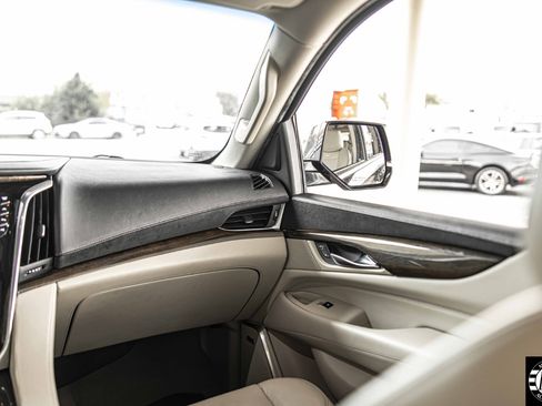 Used 2018 Cadillac Escalade ESV Luxury image 40