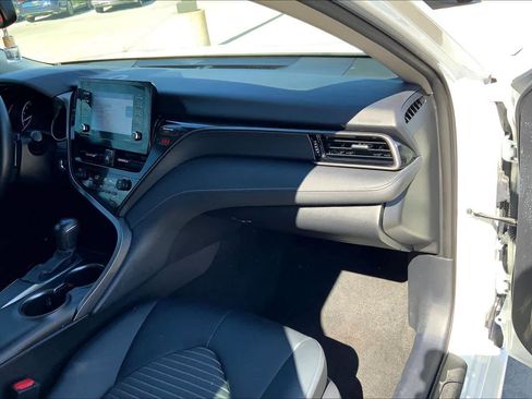 Used 2021 Toyota Camry SE w/ Convenience Package image 18