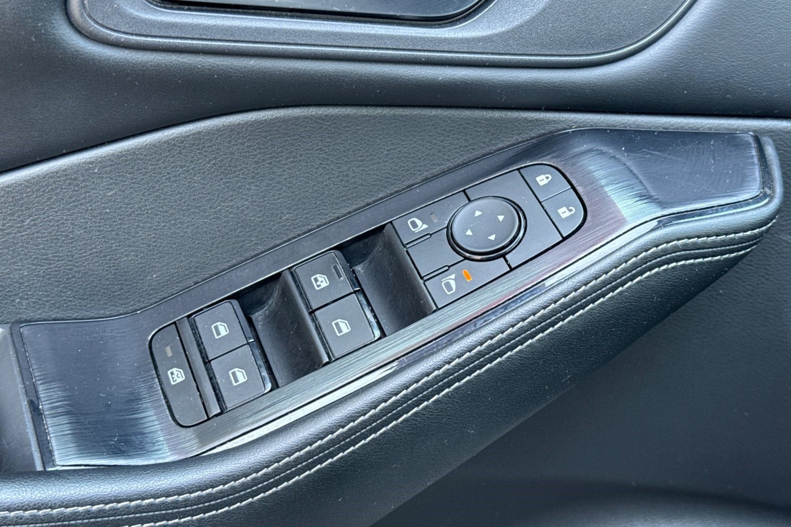 Used 2025 Nissan Rogue SV AWD/4WD image 14