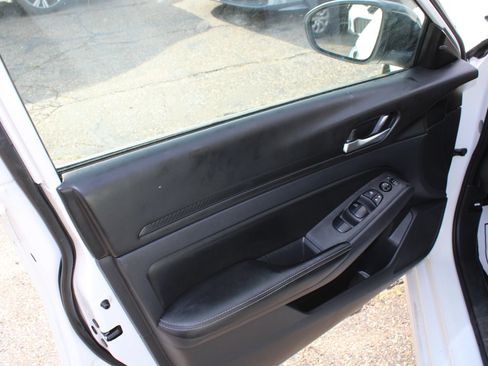 Used 2024 Nissan Altima 2.5 SV FWD image 8