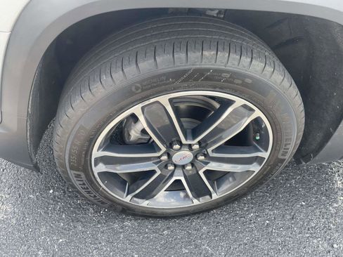Used 2023 GMC Acadia SLT w/ Technology Package FWD image 12