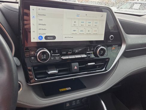 Used 2024 Toyota Highlander Platinum image 22