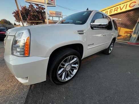 Used 2014 Cadillac Escalade Premium image 4