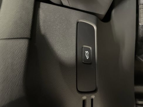 Used 2025 Volvo XC40 B5 Core image 28