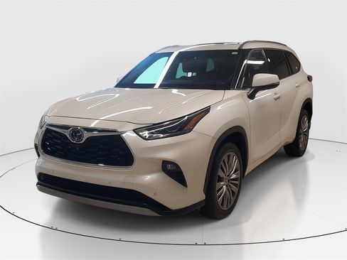 Certified 2021 Toyota Highlander Platinum image 3