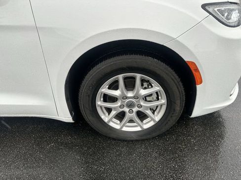 Used 2025 Chrysler Pacifica Select FWD image 19