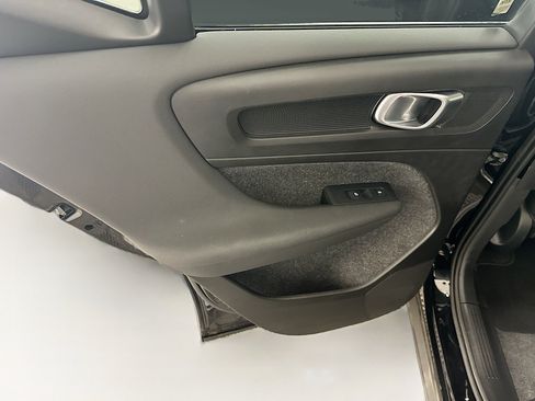 Used 2025 Volvo XC40 B5 Plus image 27