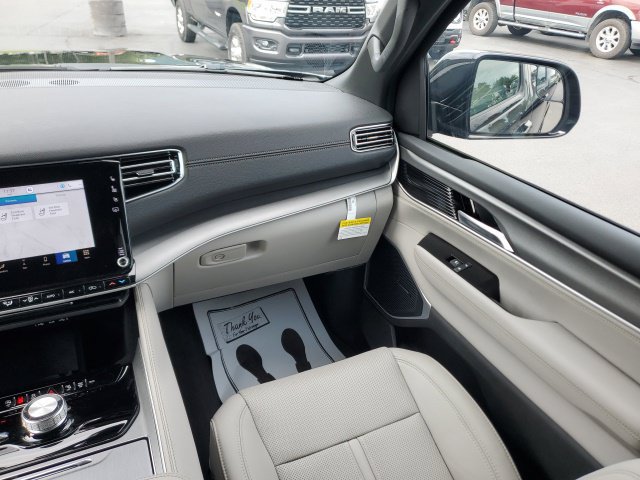Used 2025 Jeep Wagoneer 4WD image 15