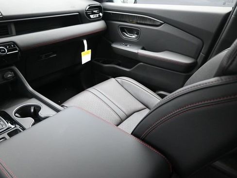Used 2025 Honda Pilot Black Edition image 11