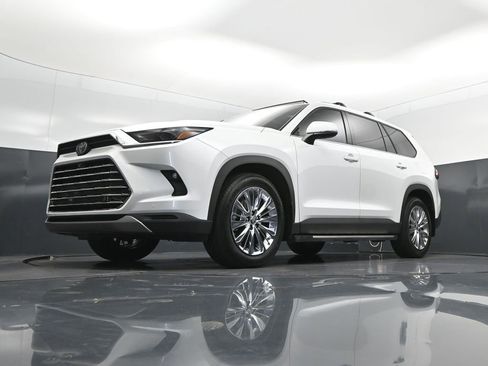 Used 2025 Toyota Grand Highlander AWD image 39