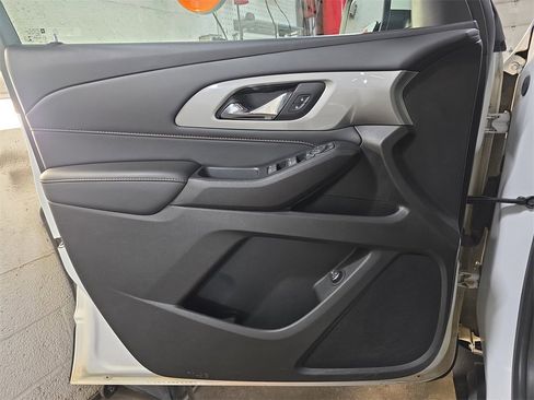 Used 2021 Chevrolet Traverse LT image 25