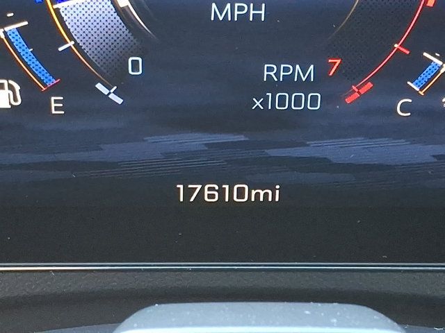 Used 2024 Chevrolet Traverse RS FWD image 19