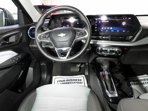 Used 2025 Chevrolet Trax LT w/ LT Convenience Package FWD image 11