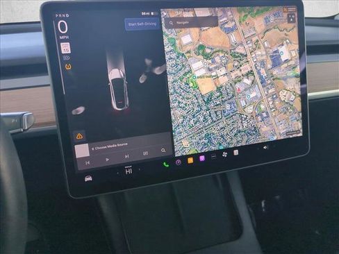 Used 2025 Tesla Model Y Long Range image 11