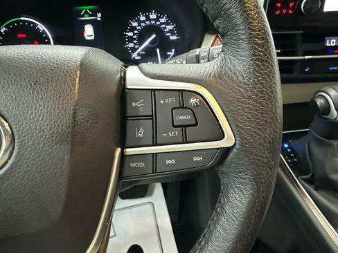 Used 2023 Toyota Sienna XLE FWD image 28