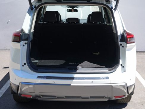 Used 2024 Nissan Rogue SL w/ SL Premium Package FWD image 9