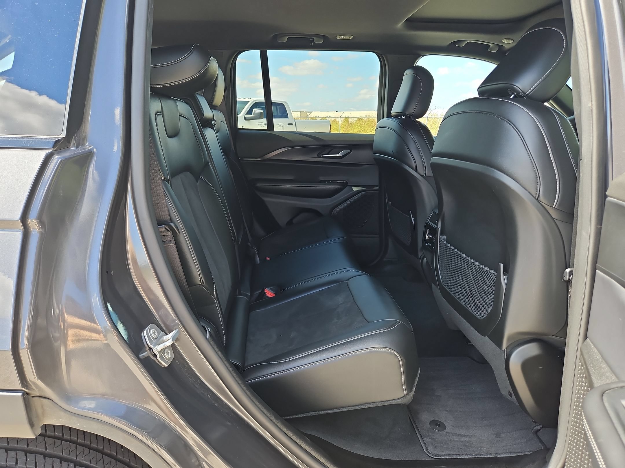 Used 2025 Jeep Grand Cherokee Altitude RWD image 25