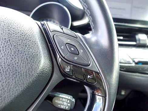 Used 2019 Toyota C-HR XLE FWD image 15