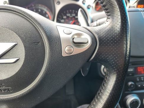 Used 2018 Nissan 370Z Roadster image 32