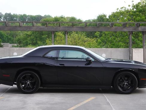 Used 2017 Dodge Challenger SXT RWD image 18