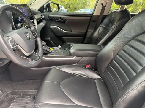 Used 2024 Toyota Highlander LE FWD image 21