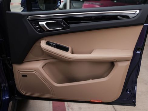 Certified 2025 Porsche Macan AWD/4WD image 36