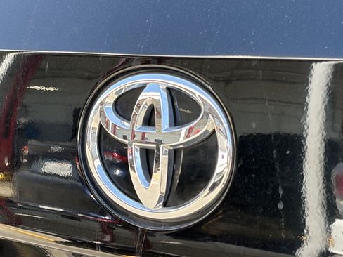 Used 2022 Toyota Highlander XLE FWD image 4