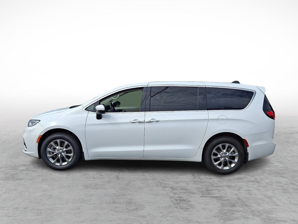 Certified 2023 Chrysler Pacifica Touring-L w/ Uconnect Theater Family Group AWD/4WD image 2