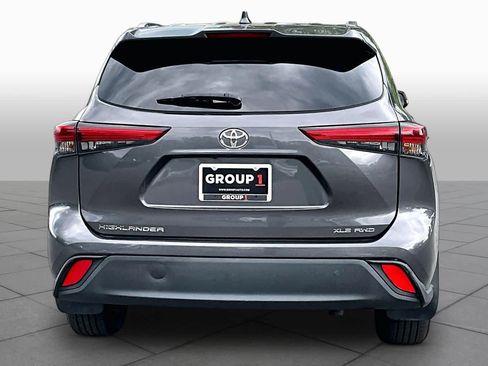 Used 2021 Toyota Highlander XLE AWD/4WD image 5